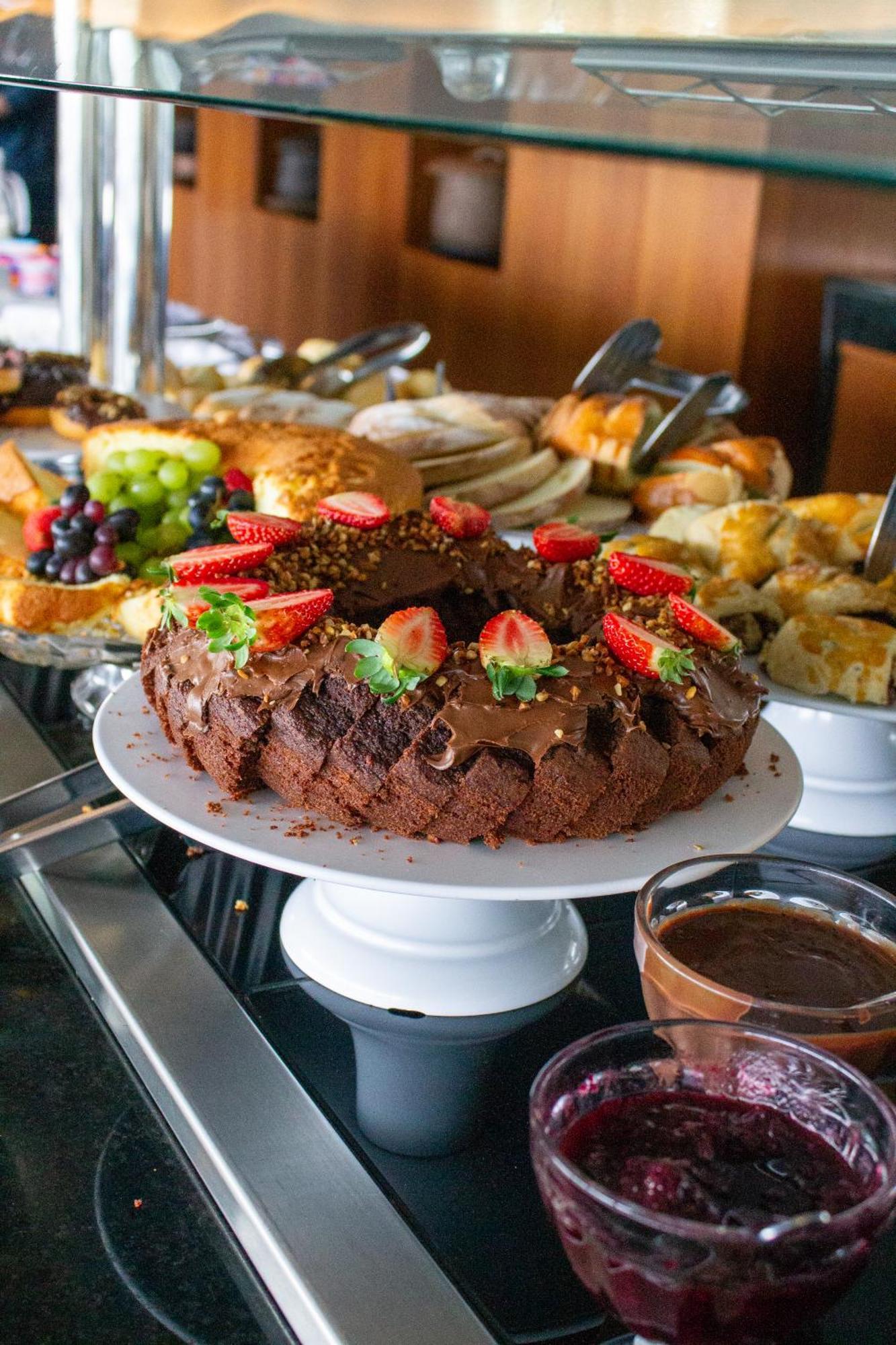 Hotel Senac Ilha Do Boi Витория Экстерьер фото A chocolate cake
